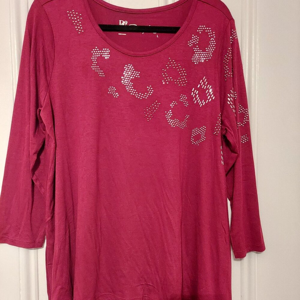 DG2 Diane Gilman Crew Neck 3/4 Sleeve Hi-Low Embellished Tee in Burgundy size L